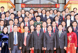 Tổng Bí thư Nông Đức Mạnh với các Đại biểu dự Đại hội Đảng bộ tỉnh Thái Nguyên