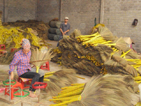 Xã Hợp Thịnh (huyện Kỳ Sơn) phát triển nghề làm chổi chít tạo thêm việc làm và thu nhập chô nông dân.