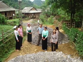 Nhân dân xã Phú Cường (huyện Tân Lạc) đóng góp nguyên vật liệu và ngày công để bê tông hóa đường GTNT liên xóm dưới hình thức Nhà nước và nhân dân cung làm.