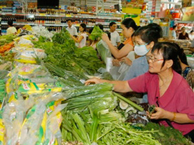 Khách hàng mua sắm tại siêu thị Co.op Mart Nguyễn Đình Chiểu.