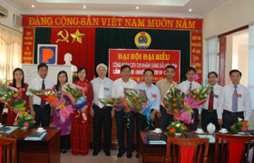 Lãnh đạo công đoàn công ty xăng dầu Hà Sơn Bình và lãnh dạo Chi nhánh Hòa Bình tặng hoa chúc mừng BCH khóa VIII nhiệm kỳ 2010-2013