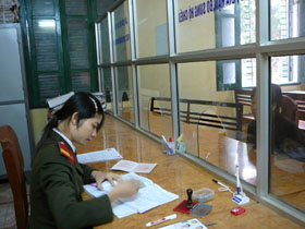Công dân đến làm thủ tục cấp hộ chiếu tại phòng Xuất - Nhập cảnh, Công an tỉnh.