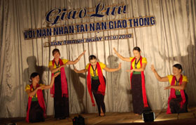 Cán bộ Hội LHPN tỉnh giao lưu văn nghệ, tuyên truyền luật ATGT tại xã Tân Thành (huyện Lương Sơn).