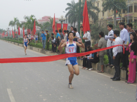 VĐV Trần Văn Minh (đoàn Phương Lâm) giành giải nhất 
nội dung nam chính 4km.
