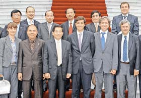 Chủ tịch nước Nguyễn Minh Triết với lãnh đạo hai tập đoàn Defex S.A và Acciona S.A