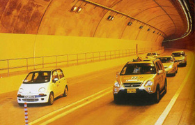 Đường hầm qua đèo Hải Vân - một trong những công trình sử dụng vốn ODA tại Việt Nam.