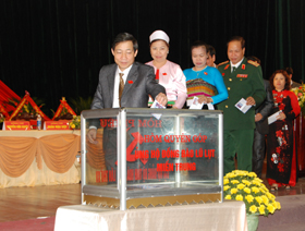 Các đại biểu của Đại hội Đảng bộ tỉnh khóa XV(2010-2015) quyên góp ủng hộ đồng bào miền trung bị thiệt hại do bão lũ.