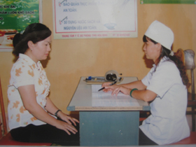 Chị em phụ nữ xã Trung Minh, huyện Kỳ Sơn  được tư vấn về việc sử dụng các biện pháp tránh thai hiện đại
