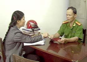 Trung tá Lê Thành Liêu trở lại với công việc thường ngày sau lũ dữ.  

