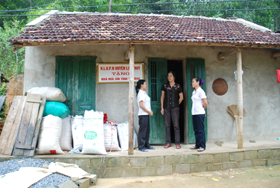 Hội LHPN Lạc Thuỷ trao tặng nhà máí âm tình thương
 cho hội viên nghèo có hoàn cảnh khó khăn ở xã Yên Bồng .
