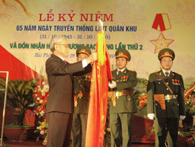 Chủ tịch Quốc hội Nguyễn Phú Trọng gắn Huân chương Sao vàng lên Quân kỳ Quyết chiến - Quyết thắng của LLVT Quân khu 3