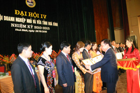 Đồng chí Bùi Văn Tỉnh, Chủ tịch UBND tỉnh trao bằng khen của UBND tỉnh cho những doanh nghiệp có thành tích xuất sắc trong sản xuất kinh doanh và làm tốt công tác xã hội