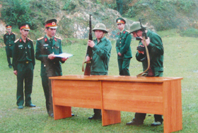 Lực lượng tự vệ của xã thường xuyên huấn luyện, sẵn sàng chiến đấu, bảo đảm an ninh quốc phòng tại địa phương.