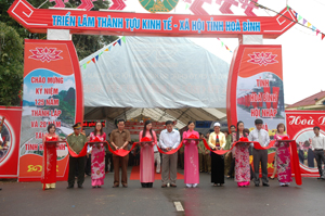 Các đồng chí lãnh đạo tỉnh cắt băng khai trương triển lãm thành tựu KT – XH tỉnh Hòa Bình.
 
