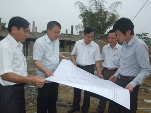 Lãnh đạo huyện Yên Thuỷ kiểm tra tiến độ xây dựng các công trình thuỷ lợi.