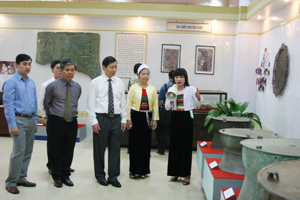 Các đại biểu thăm quan các hiện vật bảo tàng được trưng bày.

