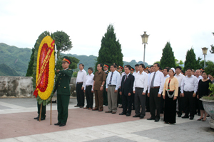 Các đồng chí lãnh đạo tỉnh và TPHB đặt vòng hoa dâng hương tại tượng đài Bác Hồ.