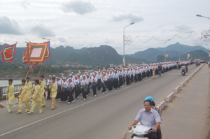 Đoàn diễu hành cồng chiêng đường phố đi qua cầu Hòa Bình hướng về cung văn hóa tỉnh.