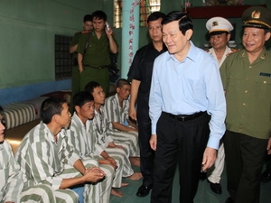 Chủ tịch nước Trương Tấn Sang kiểm tra nơi ở của phạm nhân nam. (Ảnh: Nguyễn Khang/TTXVN)