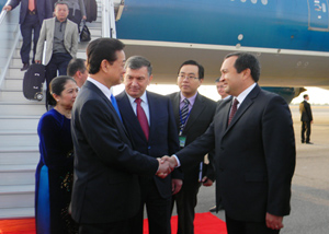 Thủ tướng Uzbekistan Shavkat Mirziyoyev đón Thủ tướng Nguyễn Tấn Dũng tại sân bay 

