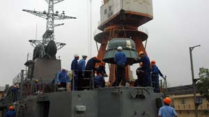Tàu pháo TT400TP đang được các kỹ sư và công nhân VN lắp đặt vũ khí - Ảnh: Nhà máy Z173 cung cấp
