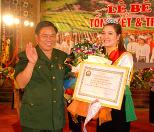 Đồng chí Hoàng Việt Cường, Bí thư Tỉnh ủy trao giải nhất cho thí sinh Nguyễn Thị Minh Trang (Thành phố Hòa Bình).