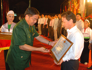 Đồng chí Hoàng Việt Cường, Bí thư Tỉnh ủy trao Bằng khen của UBND tỉnh cho 28 cá nhân có thành tích tiêu biểu xuất sắc trong công tác tổ chức, tham gia các hoạt động Lễ kỷ niệm và Lễ hội của tỉnh.
