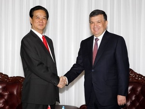 Thủ tướng Shavkat Mirziyoyev đón Thủ tướng Nguyễn Tấn Dũng. (Ảnh: Đức Tám/TTXVN)