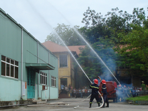 Lực lượng cảnh sát PCCC và cứu nạn, cứu hộ diễn tập phương án chữa cháy tại Công ty CP may sông Đà.  Ảnh: cẩm lệ