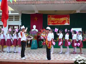 Phút sinh hoạt truyền thống của học sinh trường tiểu học Cố Nghĩa (Lạc Thủy).