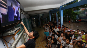 Giờ xem phim của HS nội trú Trường THPT Nhân Văn (quận Tân Phú, TP.HCM). Tân Phú là quận tập trung nhiều trường phổ thông dân lập, tư thục nhất tại TP.HCM - Ảnh: Như Hùng 

