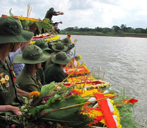 Thả hoa tưởng nhớ những người con đã hy sinh vì Tổ quốc trên sông Thạch Hãn.