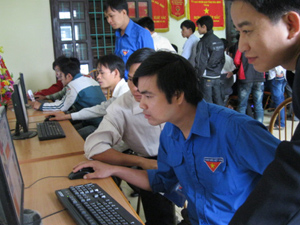 Lực lượng lao động trẻ huyện Lạc Sơn truy cập thông tin tuyển sinh, tuyển dụng trên mạng internet tại phiên giao dịch.