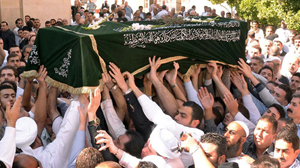Saria Hassou, con trai của người đứng đầu dòng Sunni ở Syria, đã bị bắn chết và đưa đi chôn ở thành phố Aleppo ngày 3-10-2011 - Ảnh: AFP