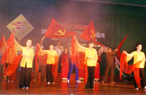 Phụ nữ huyện Yên Thủy tham gia Liên hoan NTQC và hát dân ca tỉnh năm 2011, góp phần cùng đoàn NTQC của huyện giành được giải A toàn đoàn.