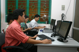 Cán bộ, công chức Khối  các cơ quan tỉnh ứng dụng CNTT, nâng cao hiệu quả công việc. ảnh chụp tại Đài PT-TH tỉnh.