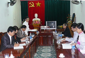 Lãnh đạo Báo Hòa Bình chia sẻ kinh nghiệm xuất bản bản tin với Liên minh HTX tỉnh.