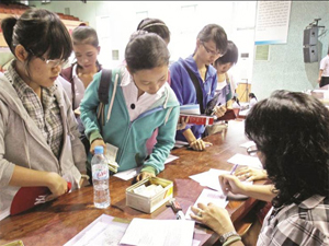 Sinh viên làm thủ tục đóng học phí tại một trường ĐH tại TP.HCM - Ảnh: Đào Ngọc Thạch 

