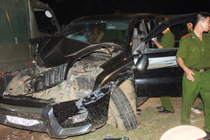 Chiếc xe ôtô của đối tượng Tráng A Chư đã lao vào lực lượng chặn bắt.