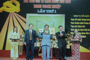 Ông Phạm Ngọc Chuyển, Chủ tịch HĐQT, Giám đốc Công ty CP gạch ngói Quỳnh Lâm trong buổi lễ tôn vinh 100 tổ chức Đảng tiêu biểu trong DN tại Hà Nội.