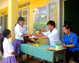 Hưởng ứng chiến dịch thanh niên tình nguyện hè 2011, ĐV-TN Sở Y tế đã tổ chức khám bệnh, tư vấn, cấp thuốc miễn phí cho nhân dân xã Hang Kia (Mai Châu).