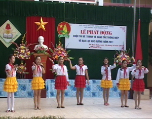 Các em học sinh trường THCS Hữu Nghị (TPHB) biểu diễn văn nghệ hưởng ứng lễ phát động.


