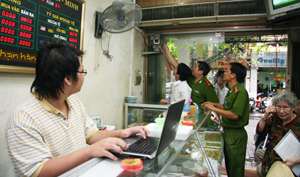 Công an Hà Nội hướng dẫn một tiệm vàng sử dụng thiết bị báo động.