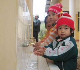Hưởng lợi từ dự án NS&VSMT do ChildFund Việt Nam tài trợ, trẻ em trường mầm non xã Nam Phong (Cao Phong) được sử dụng nước sạch và công trình vệ sinh đảm bảo chất lượng