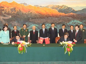 Lễ ký kết Thỏa thuận về Những nguyên tắc cơ bản chỉ đạo giải quyết vấn đề trên biển giữa hai nước Việt Nam-Trung Quốc ngày 11/10/2011. Ảnh: TTXVN