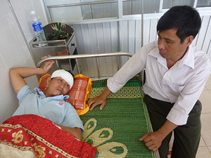 Anh Lê Xuân Tùng điều trị tại BVĐK khu vực 333, huyện Ea Kar. Ảnh: Đ.T.K
