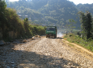 Đường giao thông đi lại khó khăn giữa các xã giáp ranh với xã Thung Khe cũng làm cho đảm bảo ANNT của xã trở nên khó khăn.