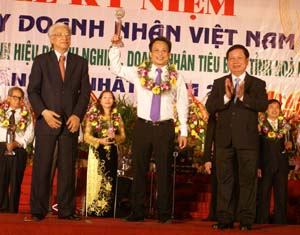 Đồng chí Bùi Văn Tỉnh, UVT Ư Đảng, Chủ tịch UBND tỉnh và Tiến sỹ Cao Sỹ Kiêm, Chủ tịch Hiệp Hội DNN&V Việt Nam trao cúp cho các doanh nhân tiêu biểu tỉnh Hòa Bình năm 2011