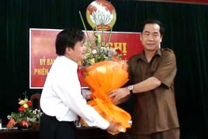 Đồng chí Nguyễn Văn Quang, Phó Bí thư Thường trực Tỉnh ủy, Chủ tịch HĐND tỉnh tặng hoa chúc mừng đồng chí Đinh Văn Dực được bầu giữ chức Chủ tịch UBMTTQ tỉnh.
