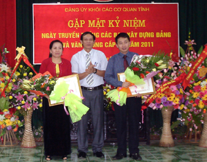 Được sự ủy quyền của lãnh đạo tỉnh, đồng chí Đoàn Văn Thu, Bí thư Đảng ủy Khối trao bằng khen của UBND tỉnh cho các cá nhân có thành tích xuất sắc.